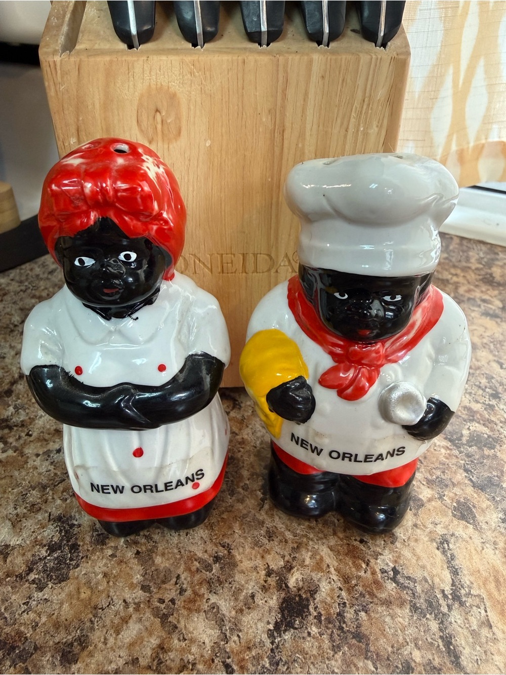 Vintage souvenir, salt and pepper shakers 1993 - Picture 2 of 13